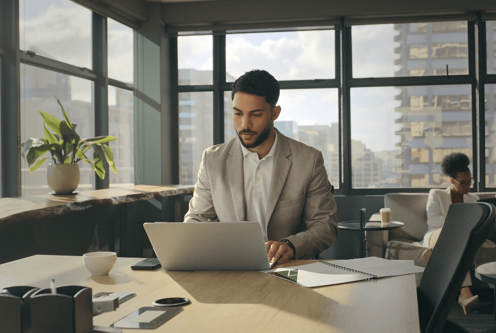 Guy sitting and working in his laptop at a cafe