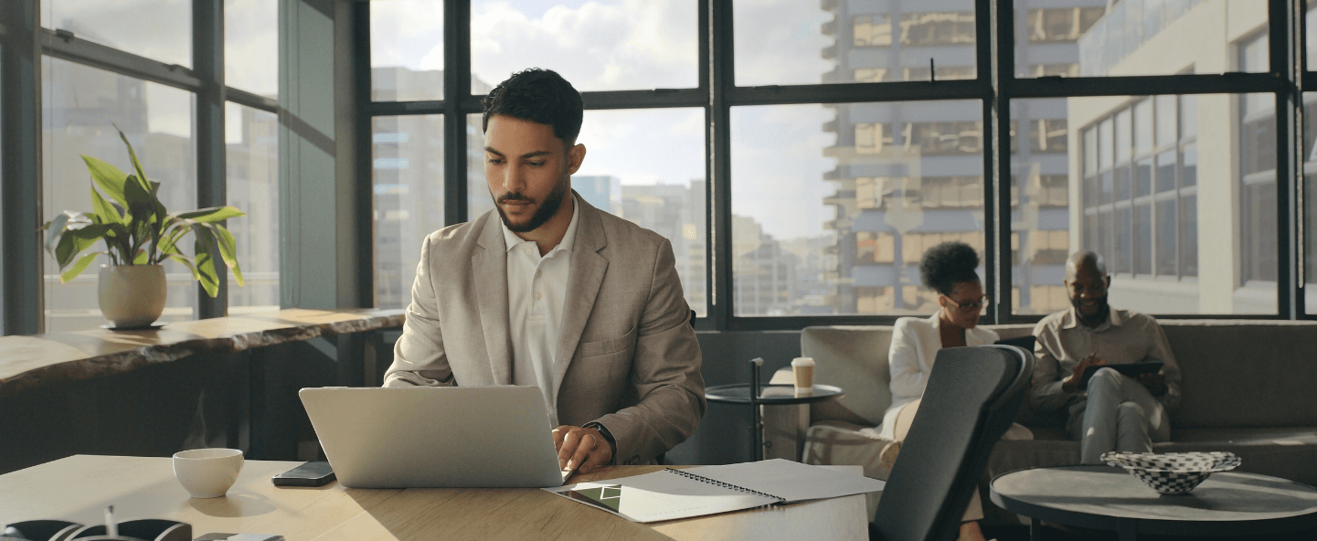 Guy sitting and working in his laptop at a cafe